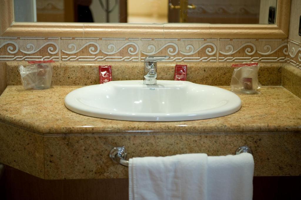 Hotel La Maruxina La Alameda de la Sagra Bilik gambar