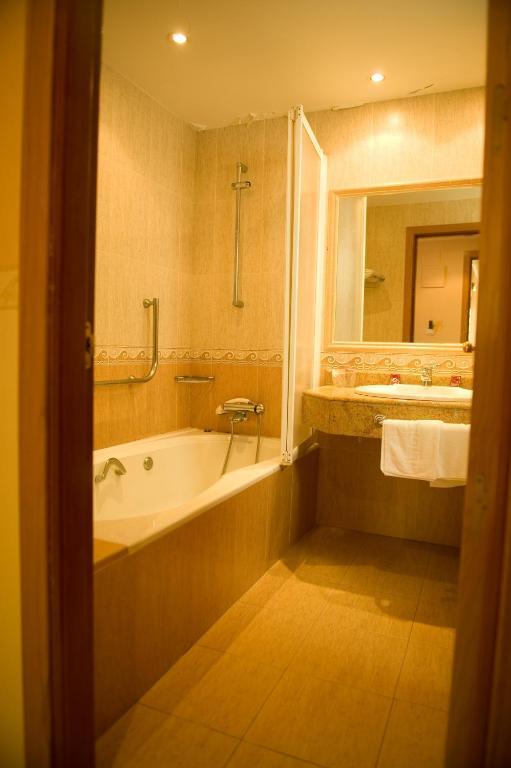 Hotel La Maruxina La Alameda de la Sagra Bilik gambar